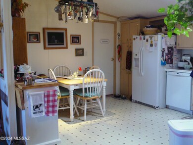 Cute Kitchen Eat-In area!
