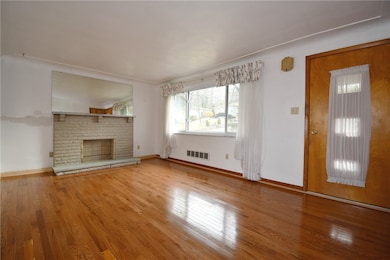 1528 Oneida Dr, Clairton, PA 15025 - photo 4