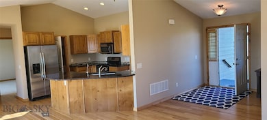 Kitchen & entry