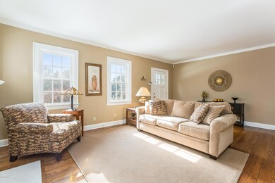 002-photo-living-room-6858075