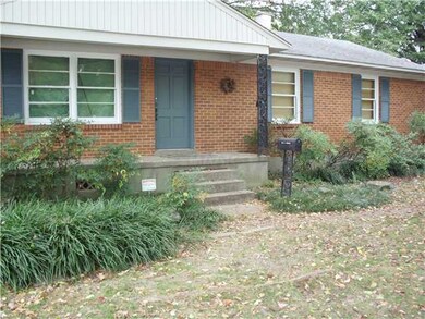 Beautiful home centrally located near shopping, ex