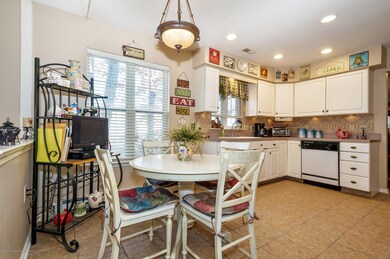 06_2EatonCourt_191_KitchenBreakfastRoom_