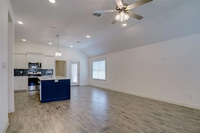 211 Clover Cir, Weatherford, TX 76086 - photo 3