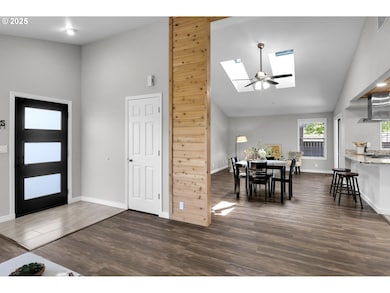 Living Room/Entrance