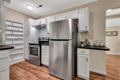 19885 Hastings Cir, Alvin, TX 77511 - photo 7