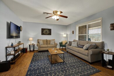 1512 W Trailmoor Dr, Fredericksburg, TX 78624 - photo 2