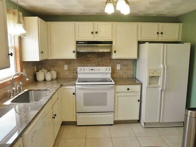 147 Hidden Lake Dr, Saunderstown, RI 02874 - photo 3