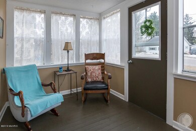 642WMaple_EnclosedPorch