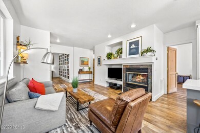 2_Living-Room-_1800x1200_3864078