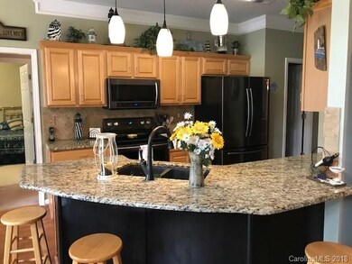Beautiful upgraded Kitchen with Granite Countertop