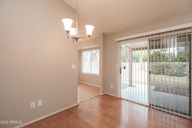 005-photo-dining-room-5032604