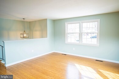 15302 Harmony Hill Ct, Centreville, VA 20120 - photo 3