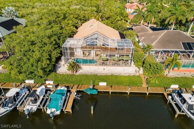 Back of Home, Turquois Cover shows the Slip/Lift up to 27 ft Boat