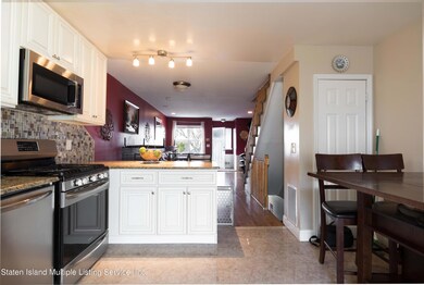 110 Lorraine Loop Kitchen2