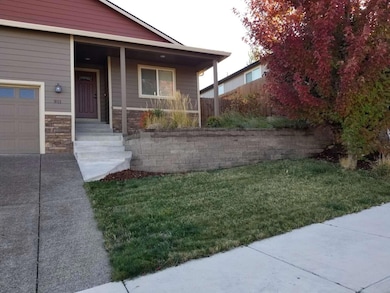 911 Stonewater Dr, Eagle Point, OR 97524 - photo 2