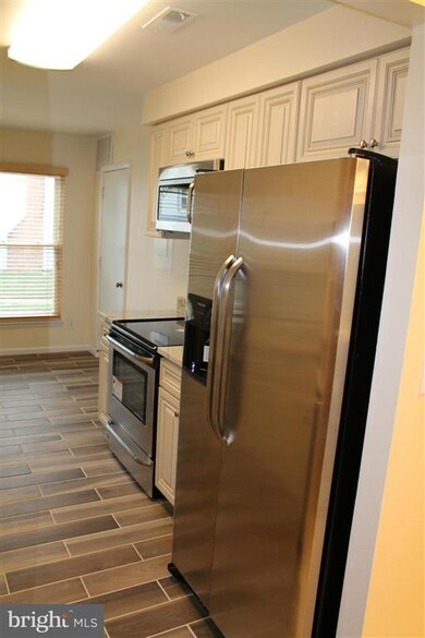 11300 Corinthian Ct, Germantown, MD 20876 - photo 3