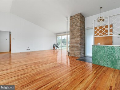 225 S Main St, Edinburg, VA 22824 - photo 7