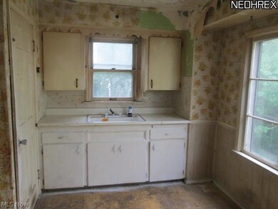 20516 Franklin Rd, Maple Heights, OH 44137 - photo 4