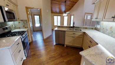 7821 SW Hiawatha Dr, Topeka, KS 66615 - photo 4