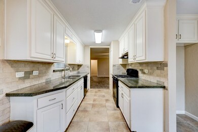 1013 Stadium Dr, Alvin, TX 77511 - photo 7