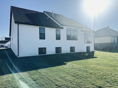 16420 Sleepy Hollow Dr, Fenton, MI 48430 - photo 2