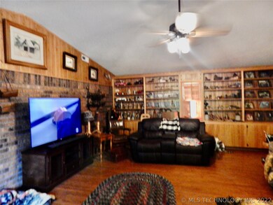 Large Great Room with wonderful built-ins
