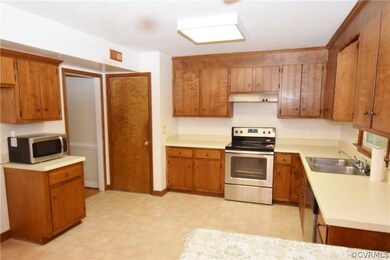 Kitchen w/new stove/oven. Microwave conveys.