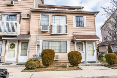 45 Gardenia Ln unit 9, Staten Island, NY 10314 - photo 2