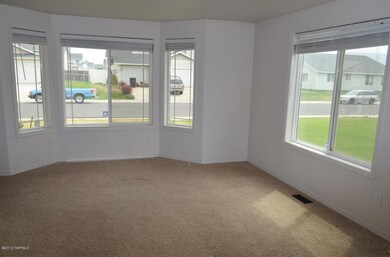 112 S Centennial St, Moxee, WA 98936 - photo 3