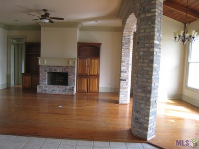 Livingroom with fireplace overlooking lake