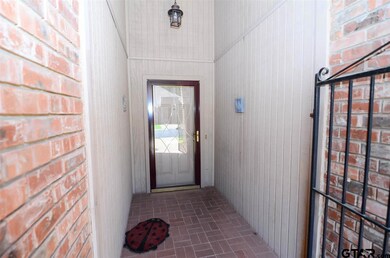 413 Amberwood Cir, Tyler, TX 75701 - photo 2