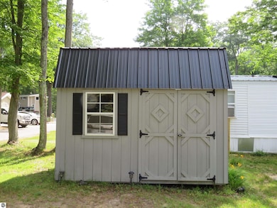 2757 Owens Dr unit 216, Houghton Lake, MI 48629 - photo 5