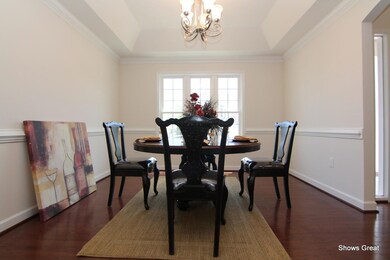 Dining room with tray ceiling