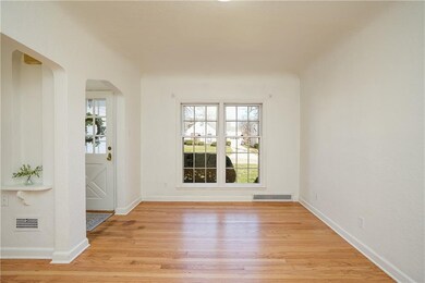 2824 35th St, Des Moines, IA 50310 - photo 5