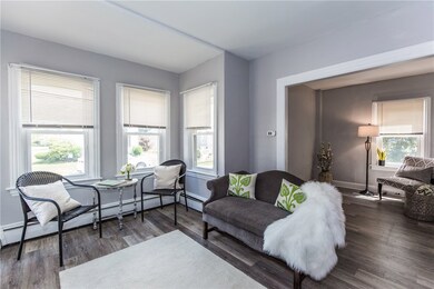 Living Area/Entry