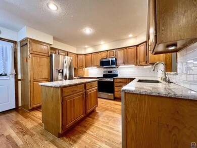 3347 SW Mcclure Ct, Topeka, KS 66614 - photo 6