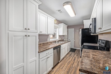 202 S Elmwood Ave, Sioux Falls, SD 57104 - photo 2