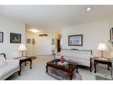Living Room/Entrance