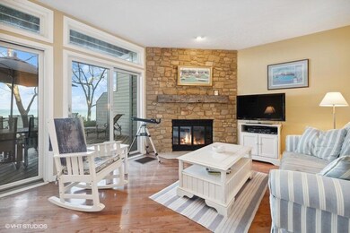 07_1501WWaterSt_Unit42_1_LivingRoom_LowR