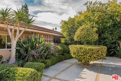 13104 Magnolia Blvd, Sherman Oaks, CA 91423 - photo 2