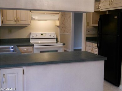 Kitchen - Eat In kitchen with lots of cabinet/coun