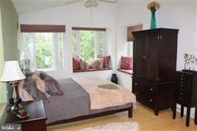 8729 Susanna Ln, Chevy Chase, MD 20815 - photo 4