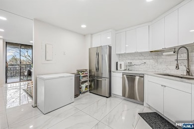 427 Harmon Cove Tower, Secaucus, NJ 07094 - photo 4
