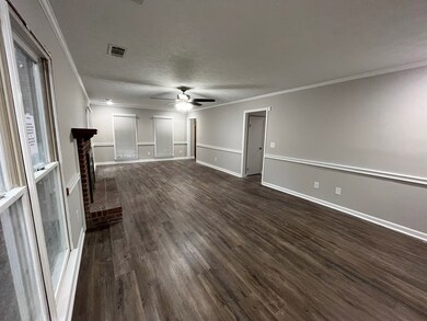 LARGE FAMILY ROOM