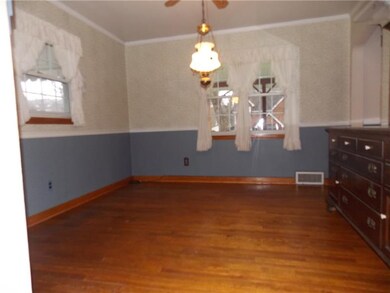 COZY YET SPACIOUS DINING ROOM