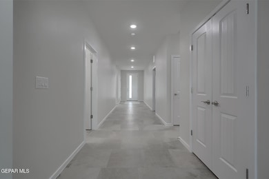 13837-Centro-Vista-Hallway