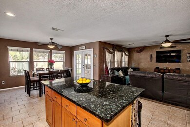 Large island w/ breakfast bar