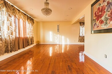 453 Willow Rd E, Staten Island, NY 10314 - photo 4