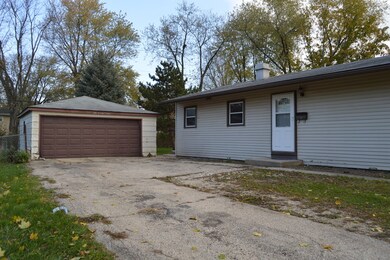 925 Berkley St, Carpentersville, IL 60110 - photo 2
