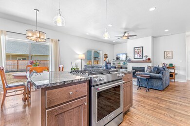 262 Samuel Ln Loop Rd, Phoenix, OR 97535